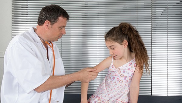 假性延髓麻痹如何通过药物控制症状